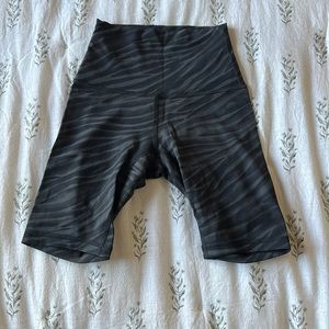 lululemon Align Shorts size 0 black/gray stripes 8” inseam
